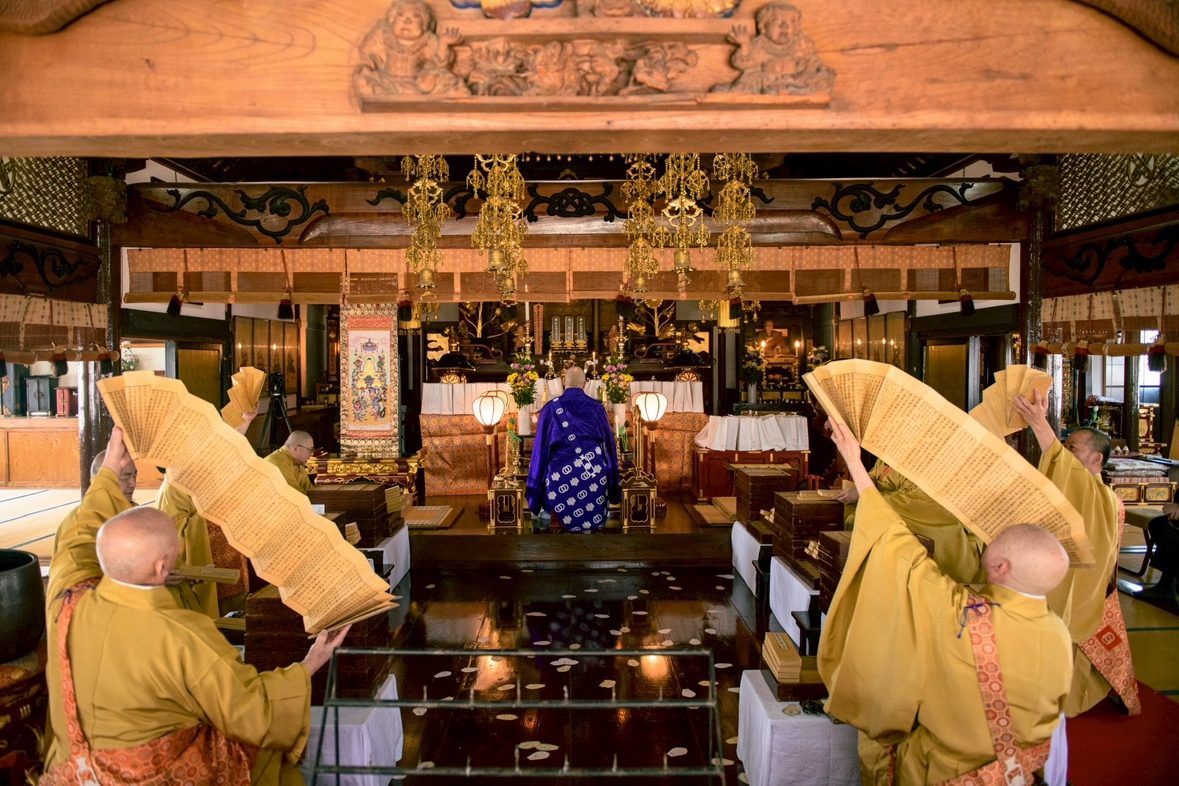 春を呼ぶ、圧巻の旋風。│不動寺・大般若転読会